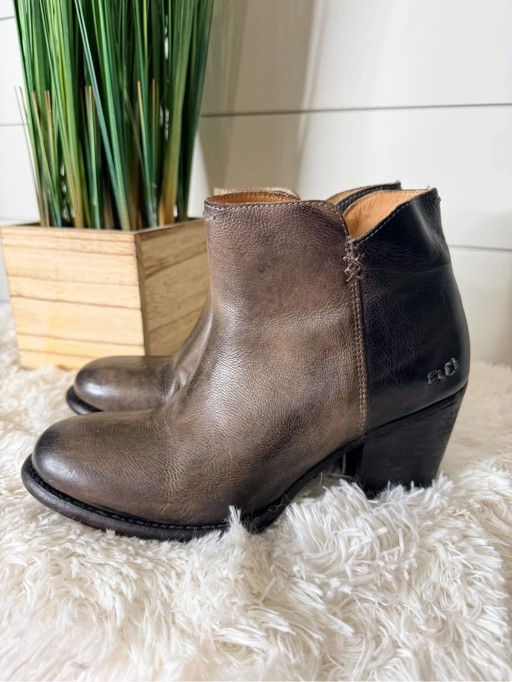 Bed Stu Yell Two-Tone Distressed Leather Ankle Booties Smoke Grey Black Size 8 - Picture 4 of 9